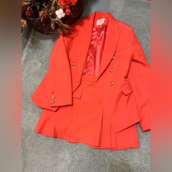 Blazer with skirt short attached underneath the skirt. - Picture 3 of 7